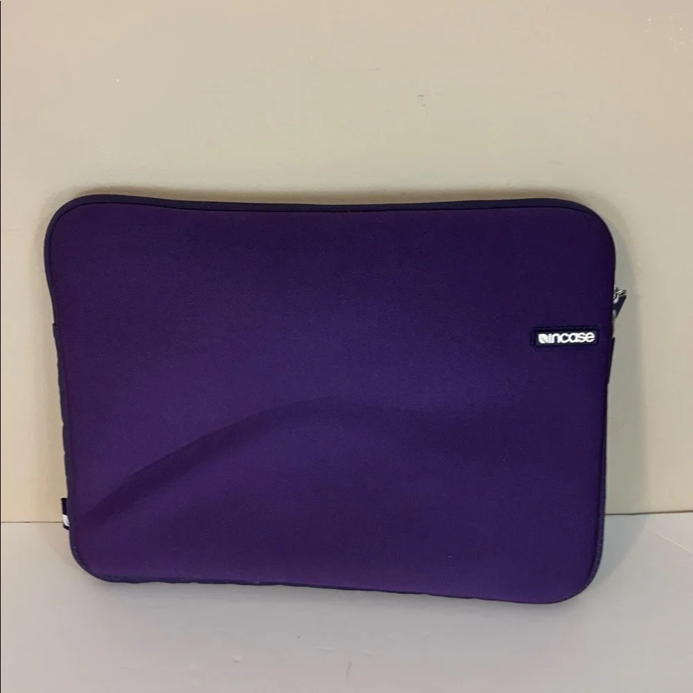 Incase Women's iPad Padded Zippered Bag in Purple